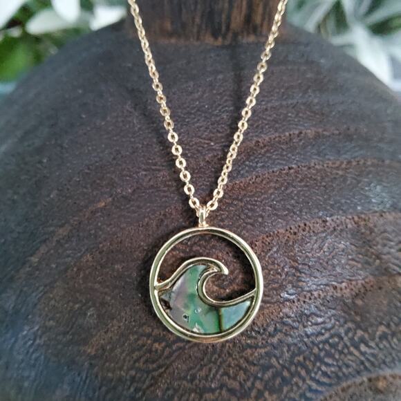 Fashion Women's Wave Abalone Pendant Necklace in Gold Tone - Picture 1 of 5